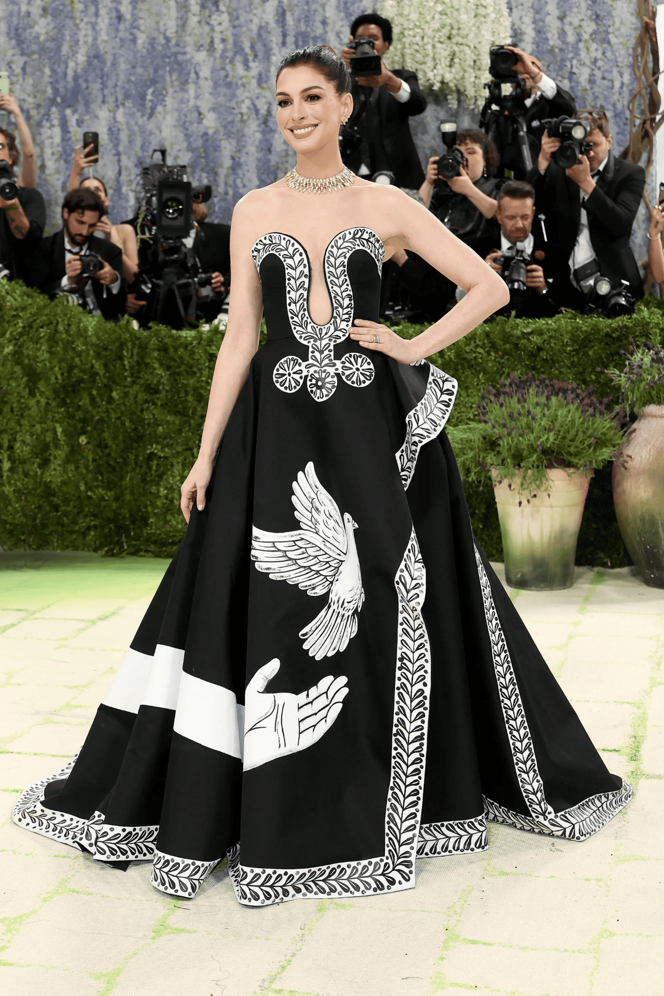 2 Anne Hathaway Met Gala 2026 (1).png